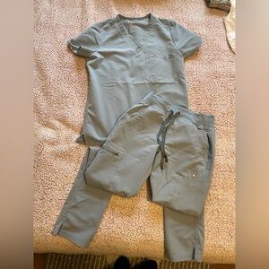 Figs scrubs set. Look at the last pics a tiny stain on bottom low side pocket.